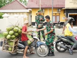 Kodim 0402/OKI Bagikan Nasi Kotak