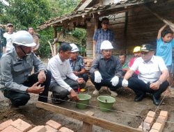 Bupati OKUT Permintaan Warga : Drainase dan Lampu Jalan Kita Penuhi