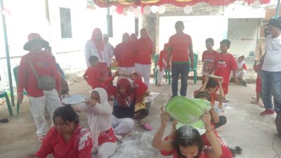 Perlombaan Estapet Tepung yang dikuti oleh Ibu-ibu. (Foto-Iwan Sariyanto)