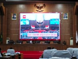 DPRD Musi Rawas Gelar Paripurna Dengarkan Pidato kenegaraan Presiden Republik Indonesia  MUSI  RAWAS, kabari rakyat.com,– DPRD Kabupaten Musi Rawas menggelar Sidang Paripurna dalam rangka mendengarkan Pidato Kenegaraan Presiden Republik Indonesia, Jumat (15/08/2025). Acara yang berlangsung di Ruang Rapat Paripurna DPRD Musi Rawas ini dihadiri Bupati dan Wakil Bupati Musi Rawas, anggota DPRD, Forkopimda, OPD, Kejaksaan Negeri, Kapolres, camat se-Kabupaten, LSM, dan insan pers. Dalam pidatonya, Presiden RI Prabowo Subianto menekankan pentingnya membangun kemandirian nasional di berbagai sektor, mulai dari pangan, energi, manufaktur, teknologi, hingga kualitas sumber daya manusia. Kemandirian ini bukan hanya soal infrastruktur dan modal, tetapi juga kualitas manusia yang menggerakkannya. Karena itu, investasi pada pendidikan, penguasaan teknologi, dan pembangunan karakter bangsa menjadi bagian tak terpisahkan dari strategi kita,” ujar Prabowo. Presiden juga menyoroti peran penting perempuan dalam pembangunan. Berdasarkan data BPS 2024, hampir separuh penduduk Indonesia adalah perempuan. Namun, keterwakilan mereka di parlemen periode 2024–2029 baru mencapai 21,9%, masih di bawah target afirmasi 30%. “Keterlibatan perempuan adalah kunci. Suara perempuan merupakan nada asli yang ikut membentuk simfoni kehidupan bangsa,” tegasnya. Selain itu, Prabowo mengajak seluruh elemen bangsa untuk memerangi praktik merugikan negara, seperti korupsi, tambang ilegal, dan manipulasi pangan. Ia menyebut perilaku ini sebagai “serakah-nomik,” yakni sifat serakah yang merusak sendi-sendi kehidupan berbangsa. “Selama saya menjabat Presiden Republik Indonesia, jangan pernah anggap yang besar dan kaya bisa bertindak seenaknya. Pemerintah tidak akan membela kepentingan segelintir orang yang menguasai hajat hidup rakyat,” katanya. Pidato Presiden juga memuat capaian pemerintah, di antaranya program makan bergizi gratis bagi 82 juta anak dan ibu hamil, surplus beras nasional hingga 4 juta ton, penurunan angka kemiskinan ekstrem, serta penertiban 3,1 juta hektare lahan sawit ilegal. Menutup pidatonya, Prabowo kembali menekankan visi Indonesia Emas 2045. “Hari itu bukan hari ini. Kita masih punya waktu untuk menunaikan panggilan sejarah, menciptakan masa depan Indonesia yang maju, adil, makmur, dan berdaulat,” pungkasnya.( budi )